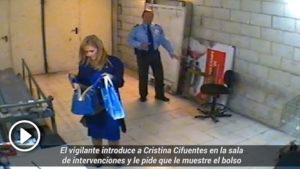 Grabación de Cifuentes mostrando el bolso a un policía