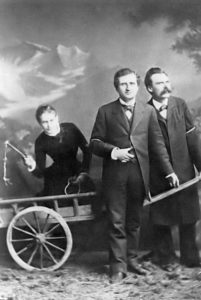 Lou Andreas-Salomé con Paul Ree y Nietzsche. La foto original